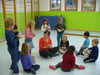 Die Vorschulgruppe im Kindergarten Haldenberg in Ailingen ist sportlich aktiv und macht "Bewegung mit der Zeitung".