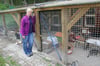 Die Leiterin des Kreistierheims Carmen Mattes steht vor Katzen, die ein Zuhause suchen.