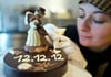 Die Mitarbeiterin Diana Hofmann von der Confiserie Felicitas GmbH in Hornow (Brandenburg) gestaltet am 04.12.2012 ein Hochzeitsgeschenk aus Schokolade zum 12.12.12. Sogenannte Schnapszahl-Tage sind weiterhin besonders beliebte Hochzeitstermine. Auch am 1