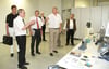 Beim Rundgang: (vordere Reihe von links) Johann Bolkart, Kai Feneberg, Landrat Dr. Heiko Schmid und  Ortsvorsteher Johannes Baur besichtigen die  Firma ACD.