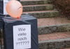 Bei einem stillen Protest haben die Mitarbeiter des Lindauer Krankenhauses jetzt mit fünf Luftballons nicht nur die jüngsten Kündigungen thematisiert, sondern auch die bange Frage: "Wie viele noch?" gestellt.