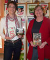 Karin Gommeringer(links) und Monika Raab laden mit vielen neuen Medien zum Schmökern und Stöbern in die Gemeindebücherei ein.
