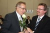 Am Beispiel einer Rose erklärt Pfarrer Johannes Amann (rechts) das Geheimnis eines intakten Betriebs. Vorstandsvorsitzender Eduard Spreitzer (links) ist begeistert.