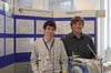 Aus Stroh wird Sprit: Christian Steinhardt (links) und Christian Dangel erforschen, wie man aus Strohpellets in der Mikrowelle Treibstoff für Autos herstellen kann.