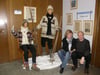 Heide und Dieter Budde führen Schulklassen durch die Seegfrörne-Ausstellung im Rathaus.