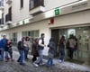 Lange Schlangen vor spanischen Arbeitsämtern. Mehr als 27 Prozent der aktiven Bevölkerung sind mittlerweile arbeitslos.