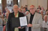 Vorsitzender Elmar L. Kuhn überreicht den Preis der Gesellschaft Oberschwaben an Charlotte Mayenberger für ihr Engagement um die jüdische Vergangenheit Bad Buchaus.