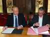 Unterzeichnen die Vereinbarung für das Rottweiler Kletterzentrum: Oberbürgermeister Ralf Broß (links) und den Sektionsvorsitzenden Rudolf Mager des Deutschen Alpenvereins.