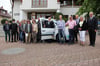 Die Sponsoren und Bürgermeister Frank Lemke (an der Beifahrertür) freuen sich über das neue Gemeindemobil Daisendorfs.