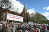 Demonstranten auf dem Domplatz in Augsburg