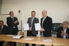 Gleich nach Unterzeichnung des Partnerschaftsvertrags zwischen der Firma Baumann und der Reinstetter Schule:T homas Weise (l.) überreichte Linus Baumann (Mitte) und Reinstettens Schulleiter Uwe Stark die IHK-Urkunden.