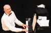 Mit Chansons und launigen Anekdoten huldigte Frank Golischewski im Kesselhaus seinem Lieblingsinstrument, dem Klavier.