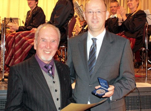 Heinrich erhält Ehrenmedaille
