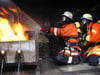 150 Feuerwehrleute aus dem gesamten Kreis Tuttlingen haben im Brandcontainer hinter dem Spaichinger Feuerwehrmagazin unter realistischen Bedingungen üben können.