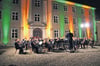 Ton und Licht: Der Musikverein Achstetten spielte im Schlosshof, der mit Kerzen und Scheinwerfern ausgeleuchtet war.