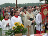 Weihbischof Thomas Renz feierte einen Gottesdienst vor der Egelseekapelle in Westerheim.