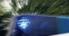 Das Blaulicht eines Polizei-Einsatzfahrzeuges des Bundesgrenzschutzes leuchtet (Effekt durch zoomen) in Bayreuth (Archivfoto vom 04.05.2005). Eine laute Polizeisirene zieht sogleich unsere Aufmerksamkeit auf sich. Oder auch eine Frau in knallroter Abendr