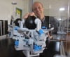Eine technische Sensation: So wie Professor Wolfgang Ertel die Kugel mit der Hand drehen kann, ist es auch dem Roboter "LearningGripper" möglich, den Ball zu wenden.
