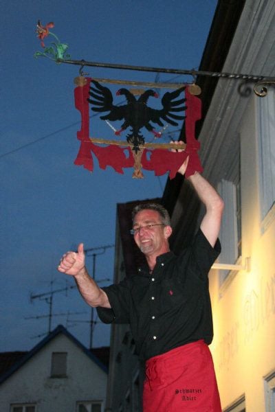 Der Adler hat wieder Platz genommen