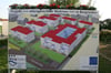 Großformatige Pläne mit zwei Ansichten (Ost und West) helfen den Bürgern, sich ein Bild von der Gestaltung des Wohnprojekts „Allengerechtes Wohnen in Burgrieden“ machen zu können.