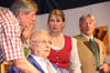 Der Landrat (Hans Merkt) (zweiter von links) wird beim Theaterabend in Balgheim nach einem Unfall von Fritz Haberle (Helmut Merkt), Ina Haberle (Irmgard Stietz) und dem Kaugummibaron (Walter Merkt) (von links) betreut.
