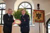 Das 150-jährige Bestehen der Bopfinger Wehr ist der Grund, dass der Kreisfeuerwehrtag am Ipf stattfindet. Abteilungskomandant Roland Müller (rechts) bekam von Feuerwehrvizepräsident Karl Hermann den Ehrenteller.