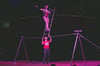 Zirkusluft: Die Artistin Emma balanciert auf einer Leiter auf dem Seil, Andreas Schaible assistiert.