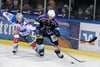 Hart umkämpft war das erste Play-off-Halbfinalspiel zwischen Schwenningen und Ravensburg: Simon Sezemsky (Towerstars, links) gegen Maximilian Hofbauer.