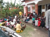 Gleich am ersten Tag war die neue Krankenstation in Kanyamukale überfüllt und die Leute warteten draußen auf dem Rasen.