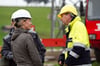 Hans-Dieter Schöberl (rechts) im Gespräch mit dem Team an der Baustelle.