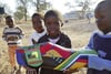 Der Big Shoe sorgt für Aufmerksamkeit - hier in der südafrikanischen Limpopo-Provinz.