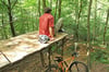 Mannshohe Rampen haben Mountainbiker illegal im Wald am Braunenberg gebaut.