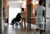 Pflege im Altenheim: Hier werden bis 2030 allein in Bayern laut einer Studie mehr als 68000 Mitarbeiter fehlen.
