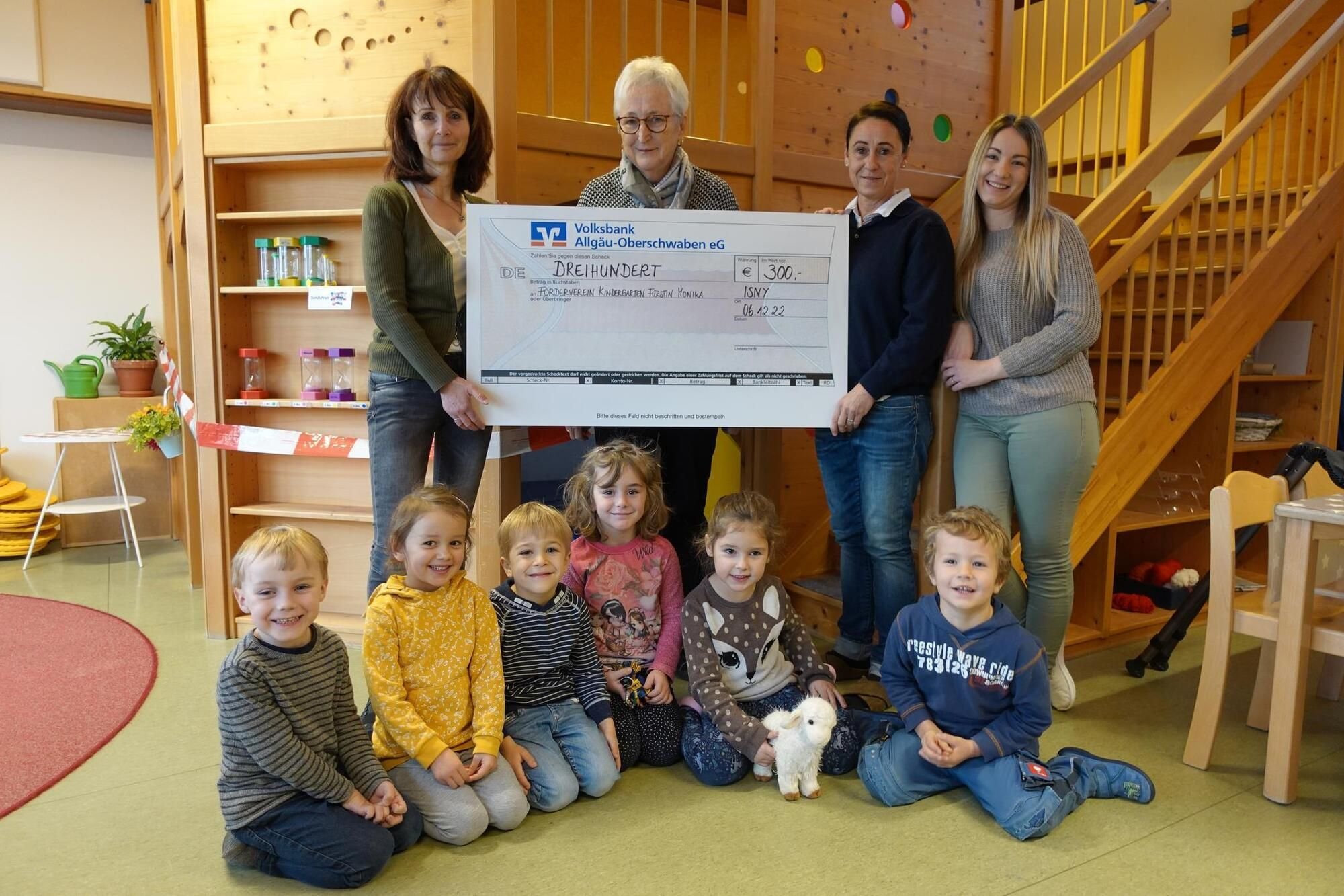 Statt Weihnachtsgeschenken Spende an Kindergarten