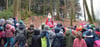 Der Nikolaus besucht die Neukircher Grundschüler im Wald.
