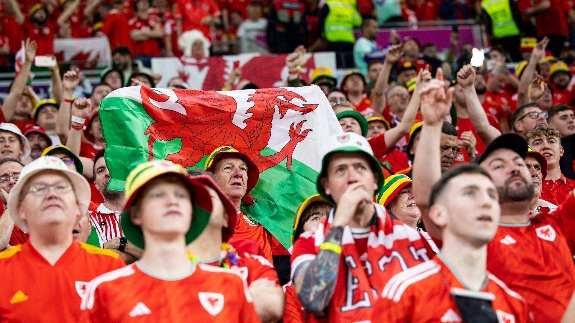FIFA garantiert Wales: Regenbogenhüte im Stadion erlaubt