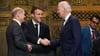 US-Präsident Joe Biden (r) und Frankreichs Präsident Emmanuel Macron begrüßen sich während des G20-Gipfels in Indonesien, daneben steht Bundeskanzler Olaf Scholz (SPD, l).