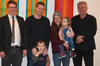  Das Ehepaar Patrick und Katrin Kötzer mit ihren beiden kleinen Kindern freuen sich zusammen mit Bürgermeister Frank Högerle (links) und Hermann Härle über das über Erwarten stolze Spendenresultat.