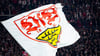 Eine Fahne des VfB Stuttgart mit dem Logo weht im Stadion.