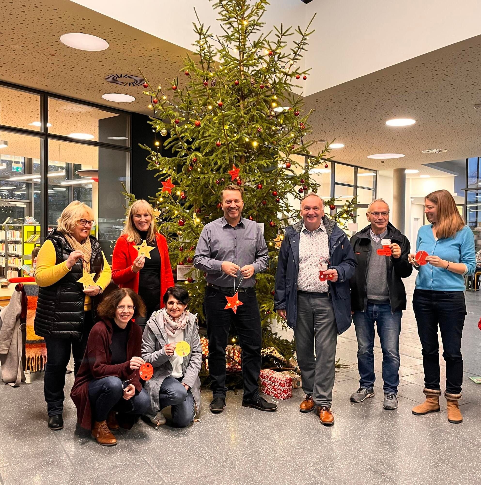 32 Zettel am Wunschbaum warten auf Paten
