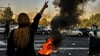  Eine Iranerin zeigt in Teheran während einer Demonstration das „Victory“-Zeichen. Zahlreiche Menschen gehen derzeit in dem Land immer wieder auf die Straße und riskieren dabei ihr Leben.