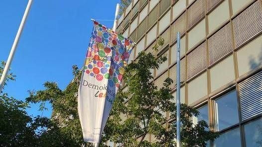 Landkreis Ravensburg zeigt „Flagge für Demokratie“