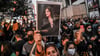  Auch bei einer Demonstration in Istanbul wird Solidarität mit den iranischen Frauen und das Porträt von Jina Mahsa Amini gezeigt.