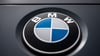 Das Logo des Münchner Autobauers BMW ist auf einem Auto zu sehen.