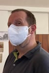  Hospital-Hausmeister Daniel Gierer bleibt lieber bei seinem bisherigen Maskenmodell: „Das liegt durch seine Form rundum sauber an und lässt nichts durch.“