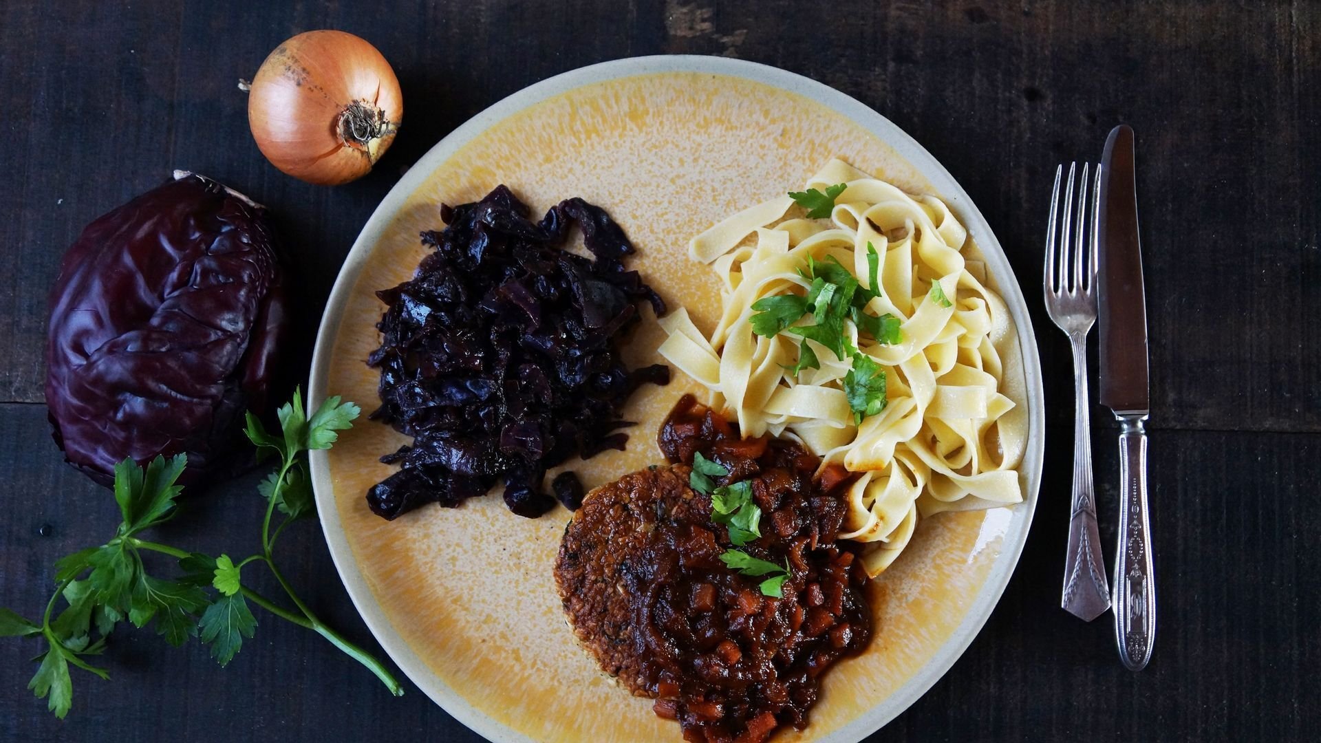 Rotkraut mit Frikadelle und Zwiebel-Malzbier-Sauce