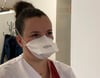 Kopie von  Wohnbereichsleiterin Ruza Kosic wird die von Berlin gespendeten FFP2-Masken im Arbeitsalltag nicht tragen: Sowohl im Kinnbereich als auch (trotz Bügel) oberhalb der Nase liegen diese Masken nach ihren Worten überhaupt nicht am Kopf an – un