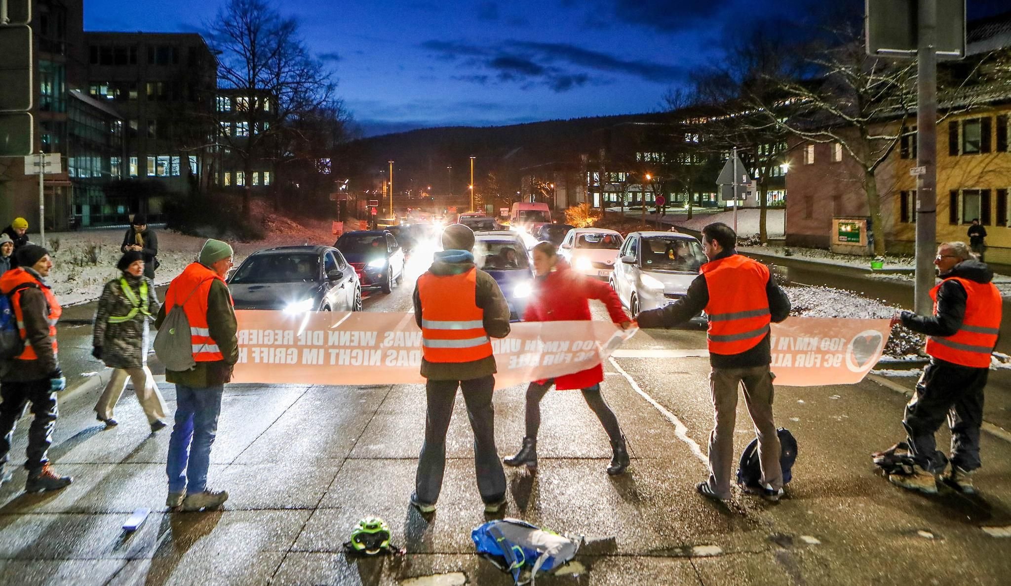 Letzte Generation blockiert JuliusBauschStraße