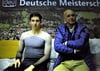 Mattis Böhm mit seinem Trainer Marius Negrea beim Warten auf das Ergebnis.