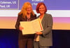 Die Präsidentin der DGGG, Barbara Schmalfeldt (links), überreicht Chefärztin Martina Gropp-Meier den Vortragspreis für ihr Referat zur Behandlung von Eierstockkrebs.